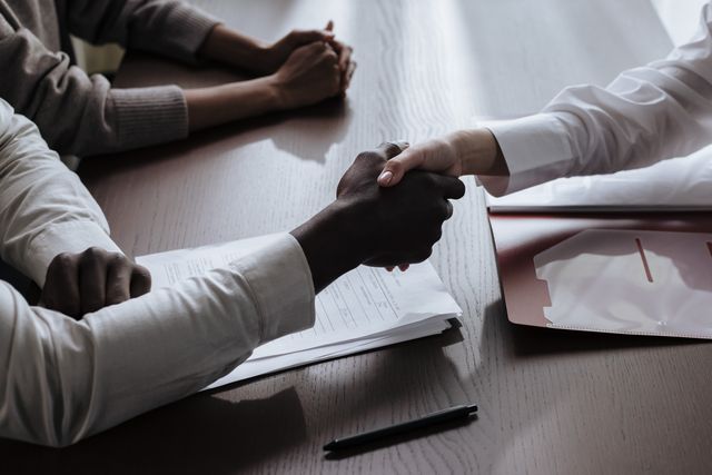 shaking-hand-desk shaking-hand-desk
