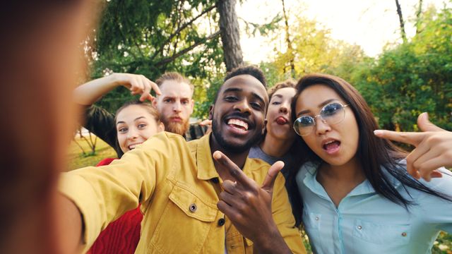 friends-selfie